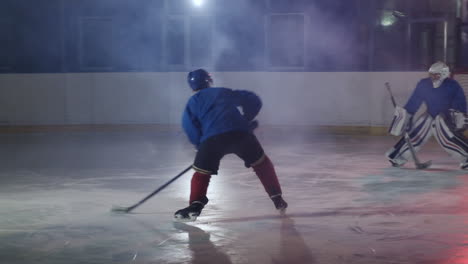 Ein-Eishockeyspieler-Führt-Einen-Angriff-Auf-Das-Gegnerische-Tor-Aus-Und-Schießt-In-Der-Verlängerung-Ein-Tor.-Der-Spieler-Bringt-Seinem-Team-Den-Sieg-Im-Elfmeterschießen